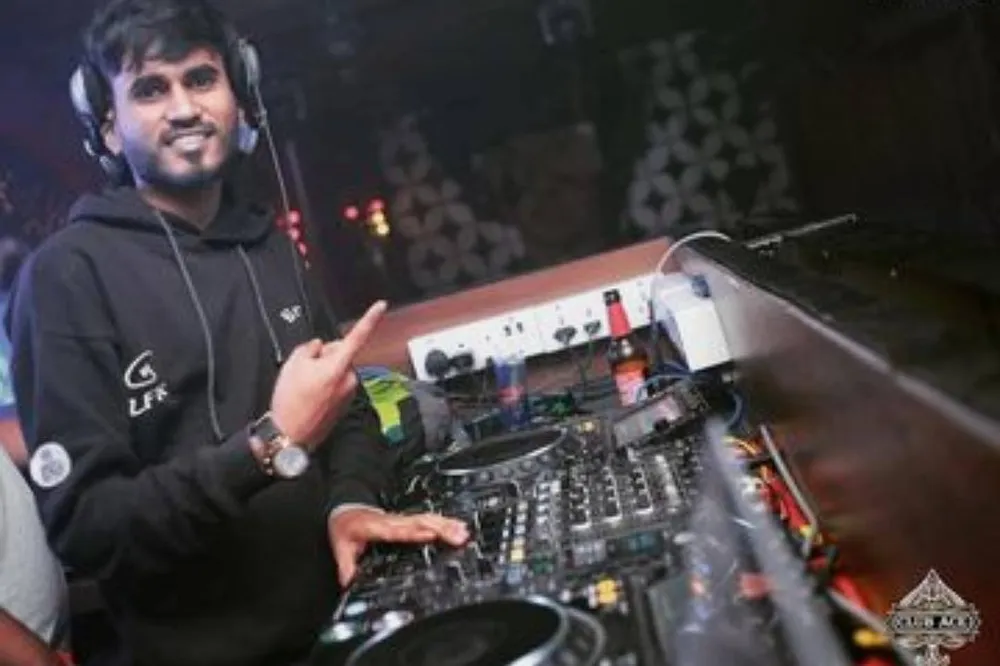 DJ**** (21050447) — photo 3