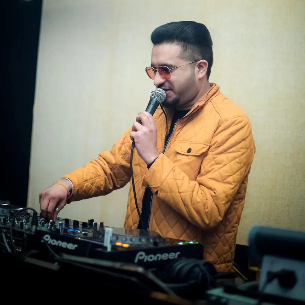 DJ**** (21080124) — photo 7