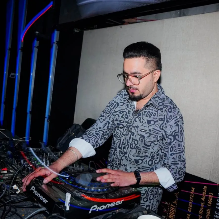 DJ**** (21080124) — photo 8