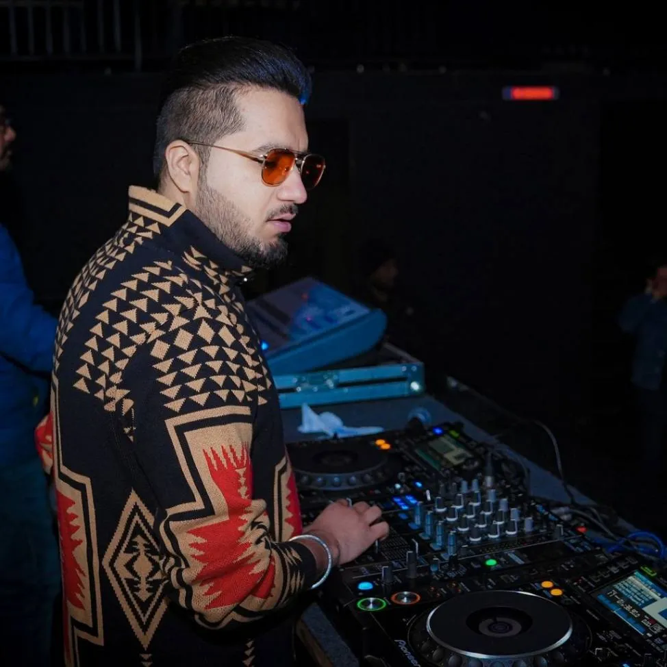 DJ**** (21080124) — photo 3