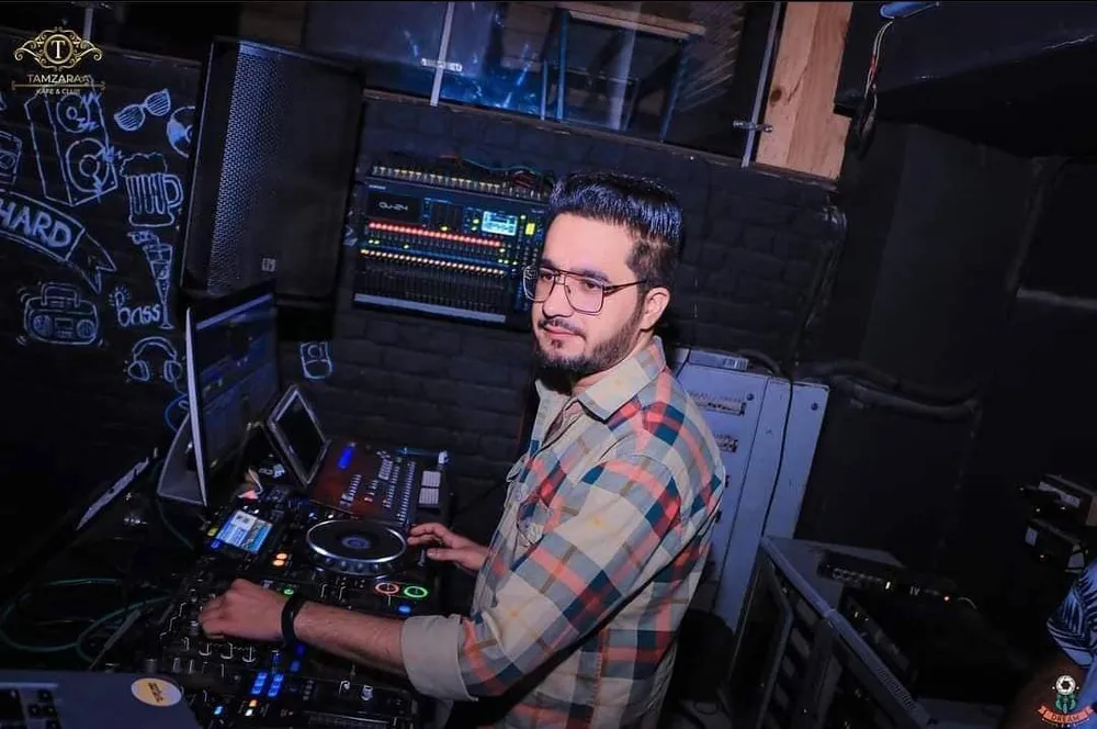 DJ**** (21080124) — photo 9