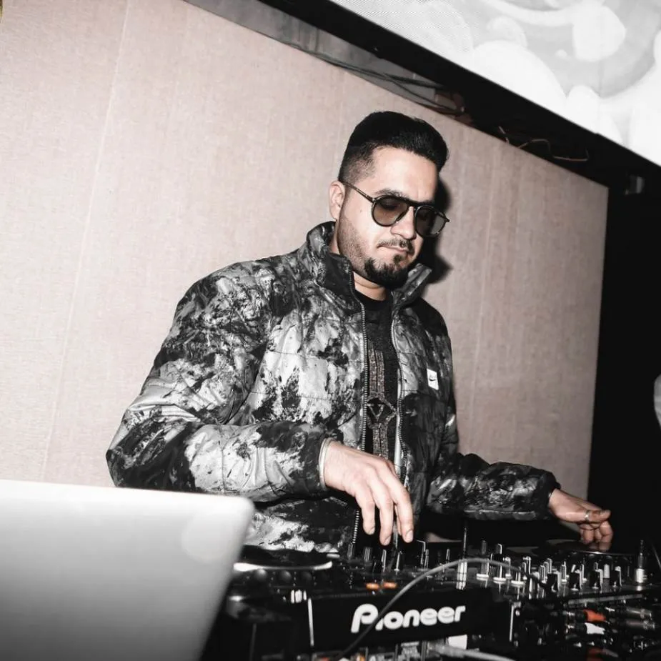 DJ**** (21080124) — photo 4